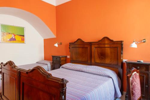 1 king bed, 1 twin bed