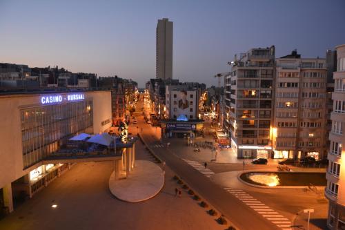  Centraal gelegen, ruime studio met prachtig zicht op 30m van het strand in Ostende
