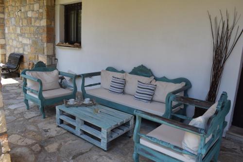  Traditional village house in Ariokhórion