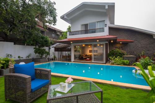 EL Lodge by StayVista - Pool, lawn, and a charming gazebo for your perfect getaway - Bhivpuri Camp