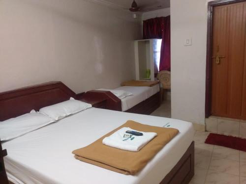 1 double bed, 1 twin bed