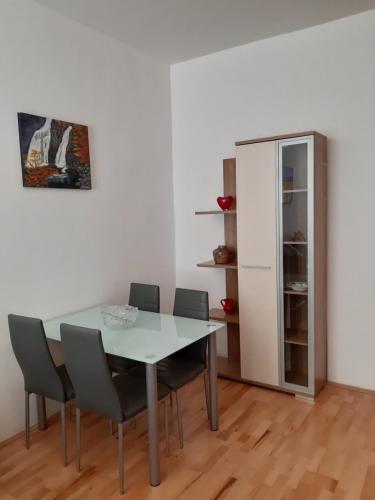  The White Apartment in Wien
