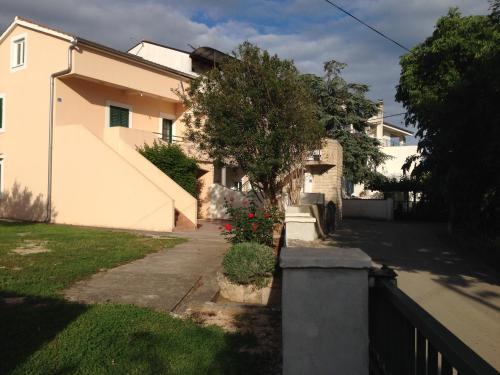  Apartments Casa Rosa in 23207 Turanj