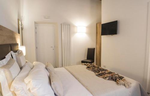 Standard Double Room image 10