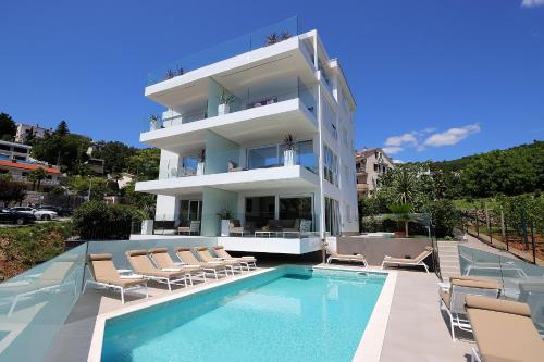 New apartment with swimming pool near the beach