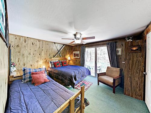 New Listing! The Bee Bears: Cozy Cabin W/ Hot Tub Cabin - image 3