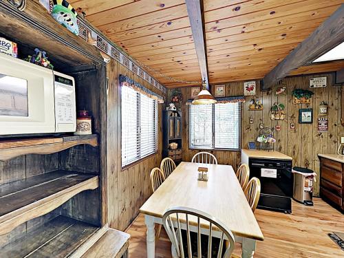 New Listing! The Bee Bears: Cozy Cabin W/ Hot Tub Cabin - image 5
