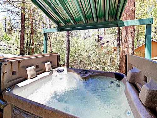 New Listing! The Bee Bears: Cozy Cabin W/ Hot Tub Cabin - image 9