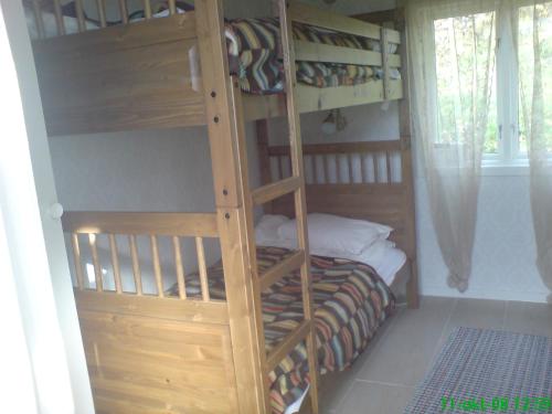 1 twin bed, 2 bunk beds
