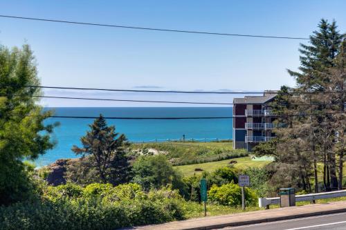 Sunset at the Beach - 2 Bed 2 Bath Apartment in Depoe Bay - main image