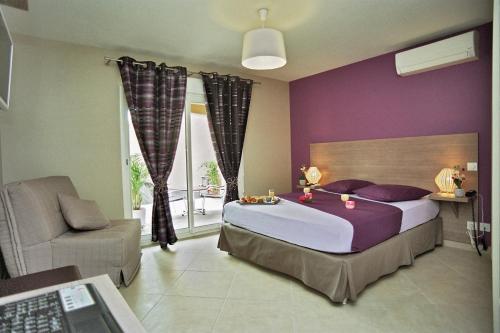1 queen bed, 1 twin bed