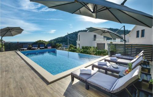  Nice apartment in Razanj w/ WiFi, Outdoor swimming pool and Heated swimming pool, Ferienwohnung in Ražanj