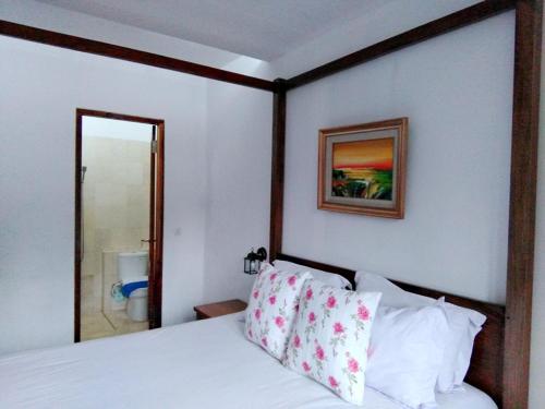 Rumah Sora Resort and Villa RUMAH SORA is conveniently located in the popular Lembang area. Featuring a satisfying list of amenities, guests will find their stay at the property a comfortable one. To be found at the property are