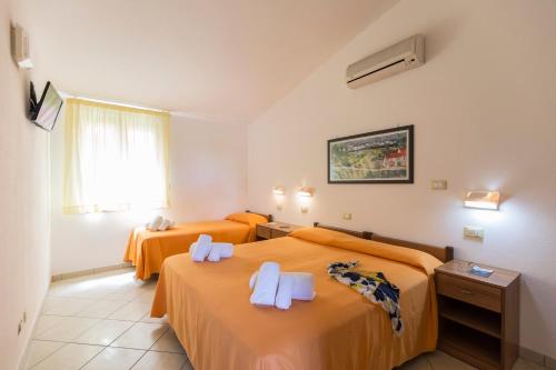 2 bedrooms, 4 beds