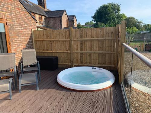 Kümblustünn, Rife Lodges in Arundel