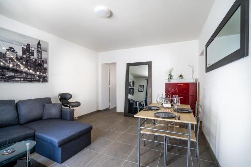 Modern appartement pour 4 personnes a Versailles in Buc