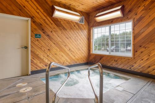 สระว่ายน้ำ, La Quinta Inn & Suites by Wyndham Visalia/Sequoia Gateway in วิเซเลีย (CA)