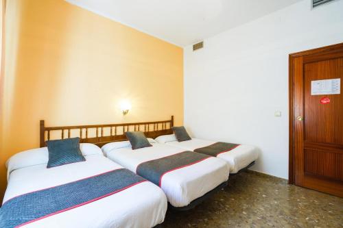 3 twin beds