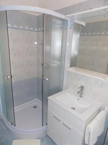 Rooms and Apartments Galeb -Salt Lake view - image 10