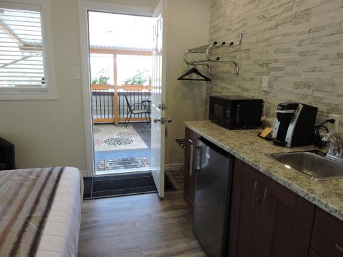 Almo Court Motel in เครนบรูก (BC)