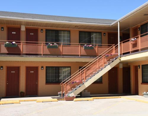 Esquire Inn - image 8