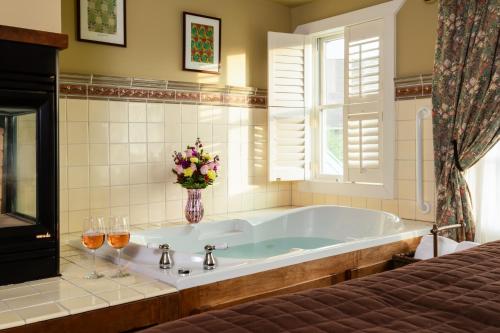 Lake Pointe Inn in McHenry (MD)
