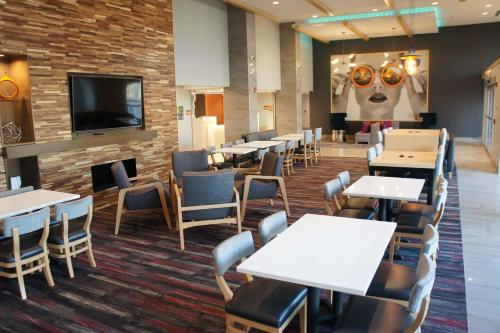 ردهة, لا كوينتا إن آند سويتس باي ويندام بيري (La Quinta Inn & Suites by Wyndham Perry) in بيرى