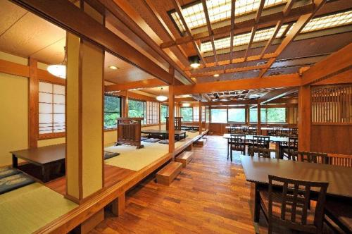 Houshi Onsen Chojukan Stop at Houshi Onsen Chojukan to discover the wonders of Minakami. Offering a variety of facilities and services, the property provides all you need for a good nights sleep. Service-minded staff will