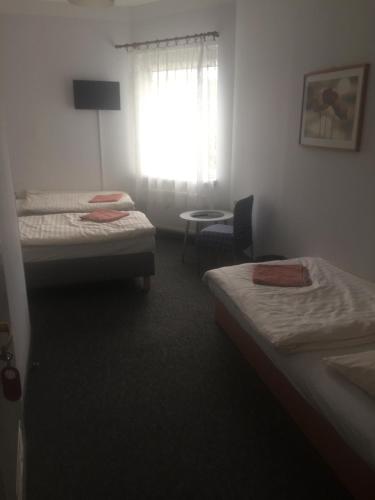 3 twin beds