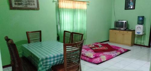 Holiday Home Anggun Bromo - Tap to explore photos