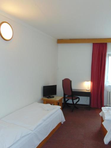 4 twin beds
