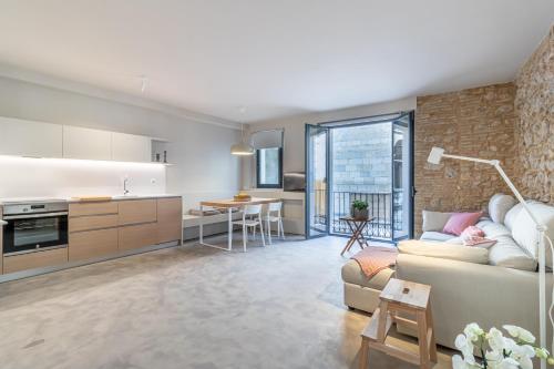 APARTAMENTS JONQUERA, 18 - Tap to explore photos