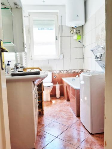 Gold Rose Apartment with 3 rooms - image 39