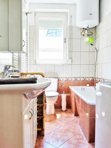  Hi-Bp Gold Rose Apartment with 3 rooms in Budapest