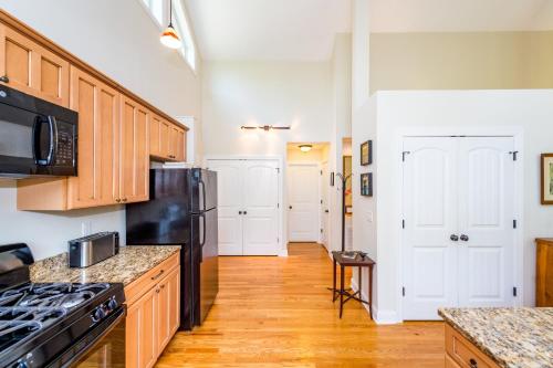 New Listing! Updated Cottage With Deck On Big Parcel Home - image 6