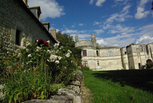 . Château de Veuil