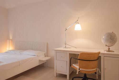 Porta Nuova Apt X6 with Balcony, Turin (photo 9)