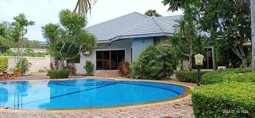 Luxury Villa with Swimming Pool Luxury Villa with Swimming Pool
