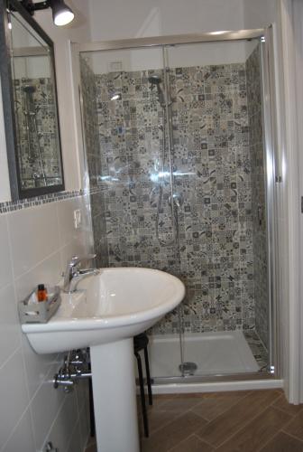 Single Room with Private Bathroom image 9