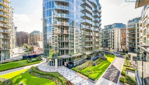 Stylish Two Bedroom Riverside Flat, Parsons Green, London