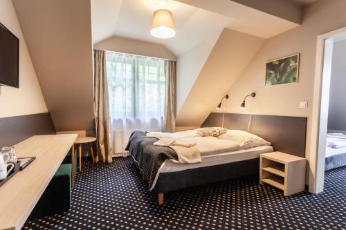 1 queen bed, 2 twin beds