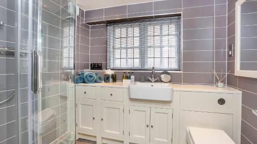 The King's- Gorgeous City Centre Apartment - image 4