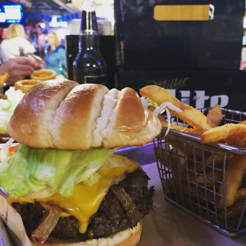 餐廳, Cedar Stables Inn & Suites in 桑達斯基市中心