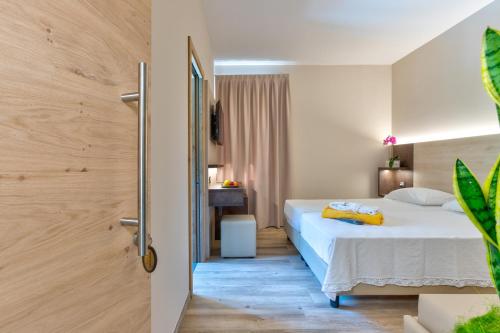 1 king bed, 2 twin beds