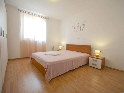 2 bedrooms, 3 beds