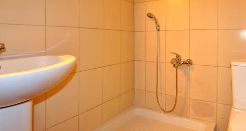 2 bedrooms, 3 beds