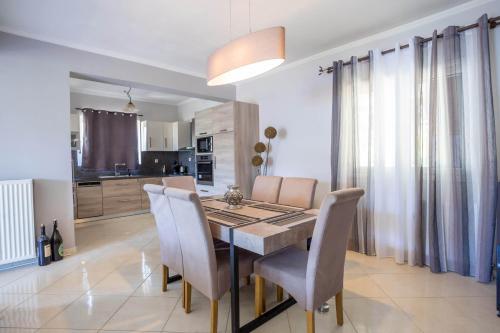 THEA FAMILY APARTMENT - image 5