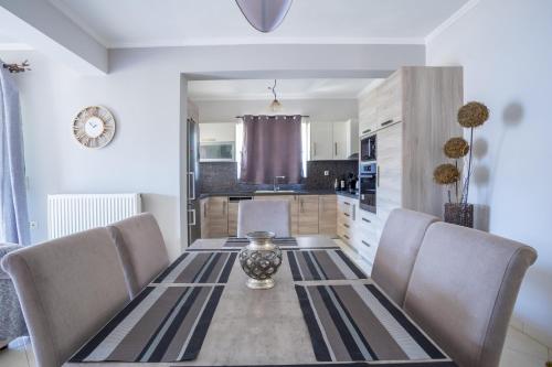 THEA FAMILY APARTMENT - image 6