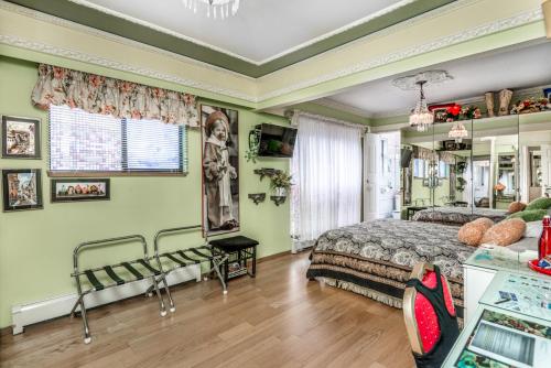 Queen Room with 2 Bathrooms - Room #2 image 2