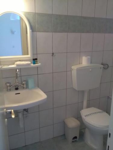 Standard Twin Room with Sea View image 10